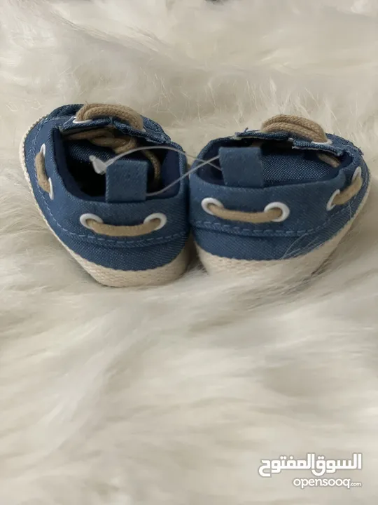 ‎ حذاء جديد للأطفال من الدنيم مع أشرطة بيج وخياطة بيضاء brand new baby denim loafers