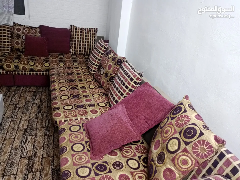 طقم كنب خليجي مستعمل ارضيه خشب يغطي غرفه 4*4