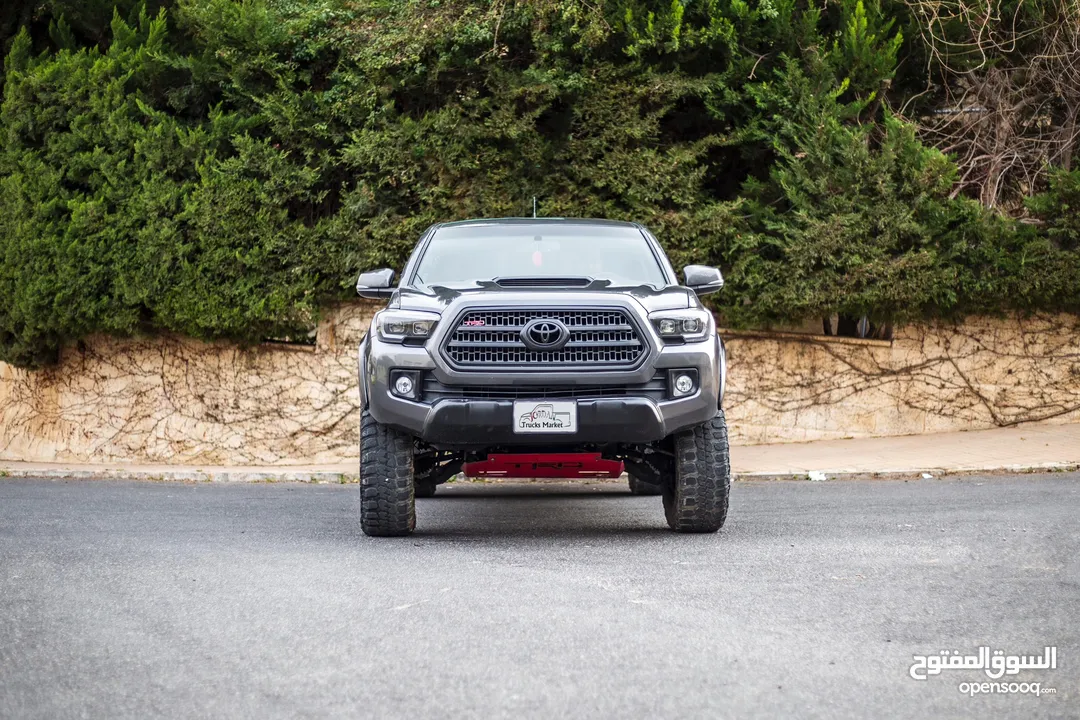 تويوتا تاكوما 2017  كابينة و نص مميز غيار عادي 4x4   بحالة ممتازة من المالك.