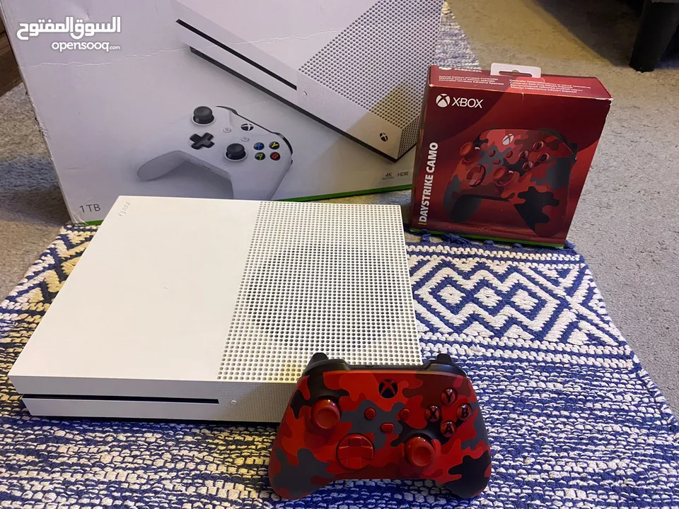 مع كنترولر وجميع اسلاكه والكرتونات Xbox one s