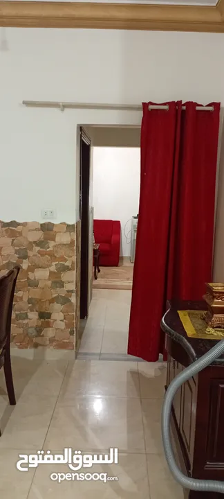 للايجار شقه مفروش ثلاثه نوم ثلاث حمامات صاله وصالون وبلكونه طابق اول مطله يوجد مصعد وحارس عماره هاد