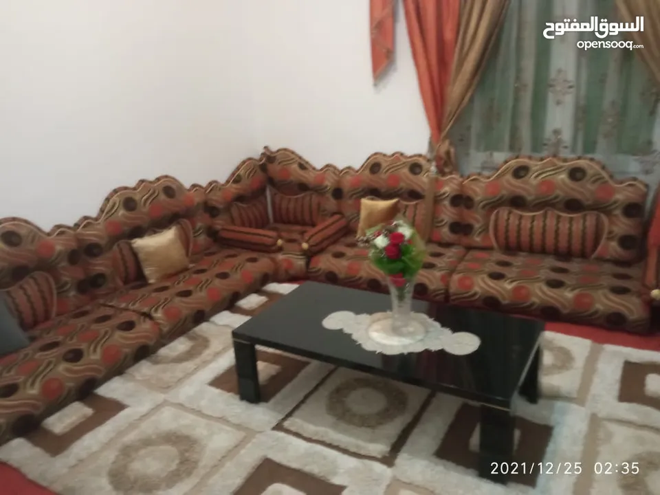 شقه بالدور الاول تشطيب  صيانه فرش جديد في شارع النصر