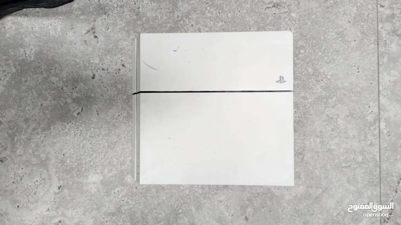 جهاز ps4 بحاله ممتاز للبيع مع 2 وحدات تحكم اصليات متوفر توصيل لكل الخارطه