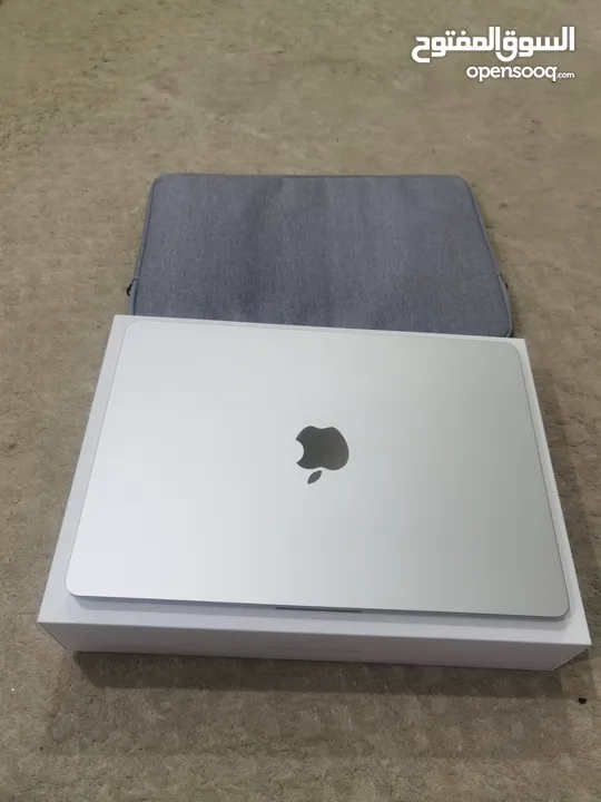 Mac Book Air مقاس 13.6inchمع رقاقة Apple M2