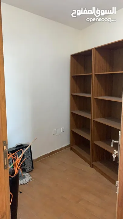 مكتب تجاري فاخر جدا للايجار في أفضل مواقع الصويفية يصلح لجميع الانشطة التجارية  الرقم المرجعي : 1930