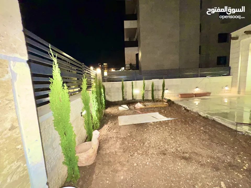 حديقة على مستوى الشارع  ومدخل خاص
