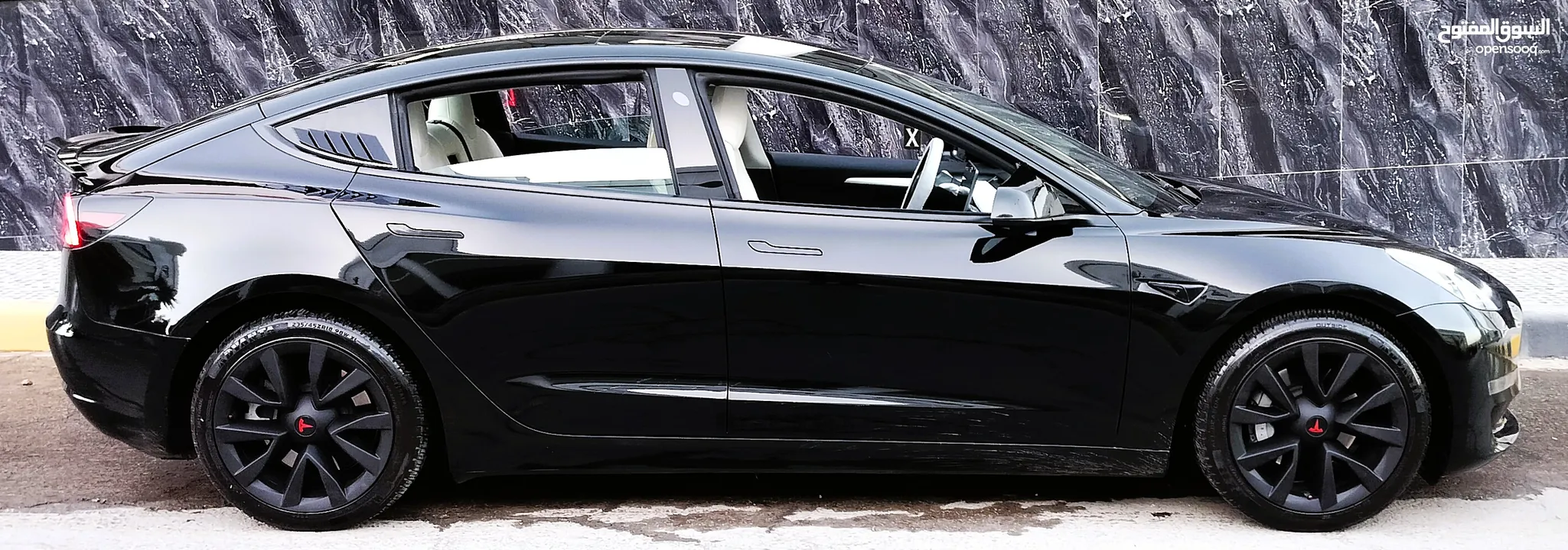تيسلا 2023 model 3 فحص كامل اوتوسكور لون اسود ملوكي داخلي ابيض بحالة الوكالة للبيع بسعر لقطة ومحرووق