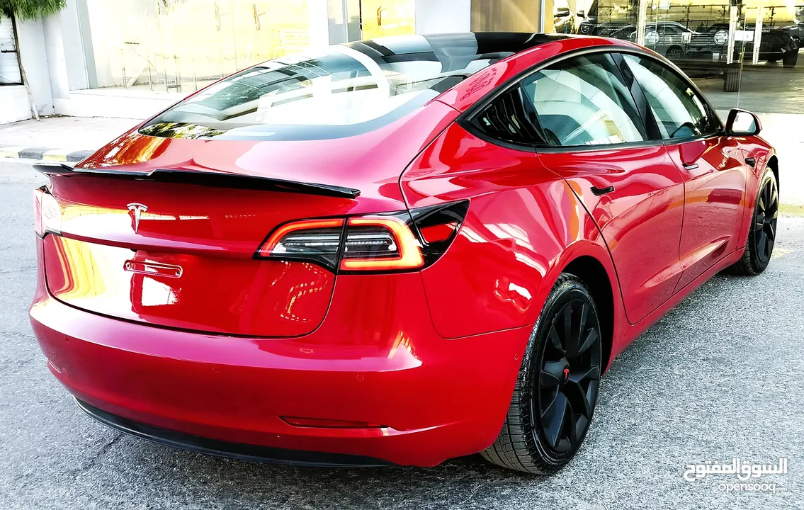 تيسلا 2022 model 3 فحص كامل 4 جــيـــد بدون ملاحظات غرفة جلد ابيض لون مميز بحالة الوكالة بسعر لقطة
