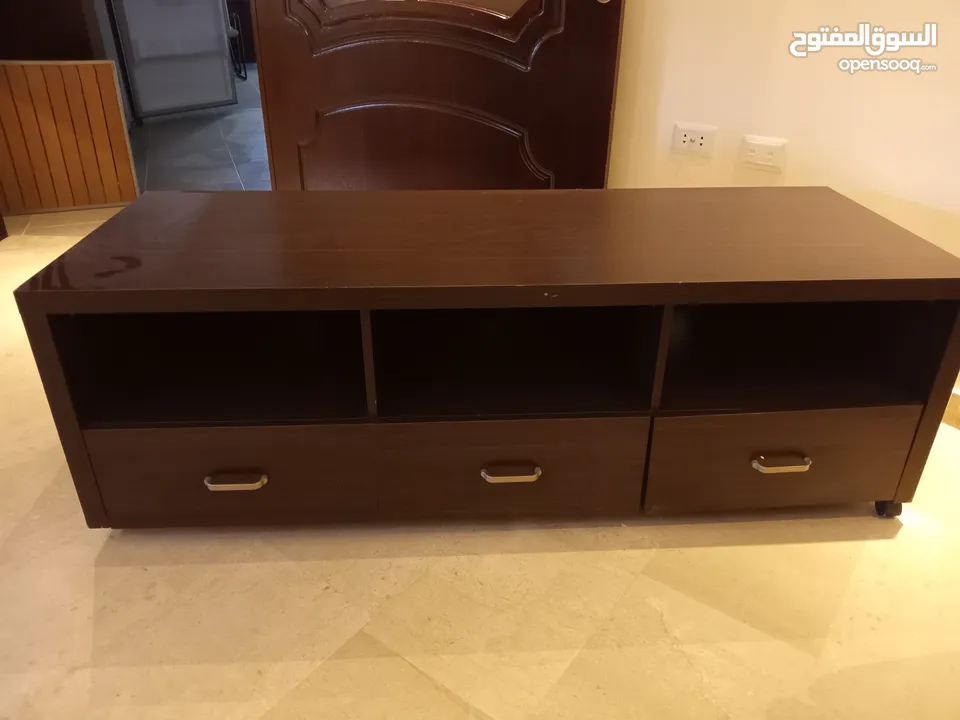 طاولة تلفزيون