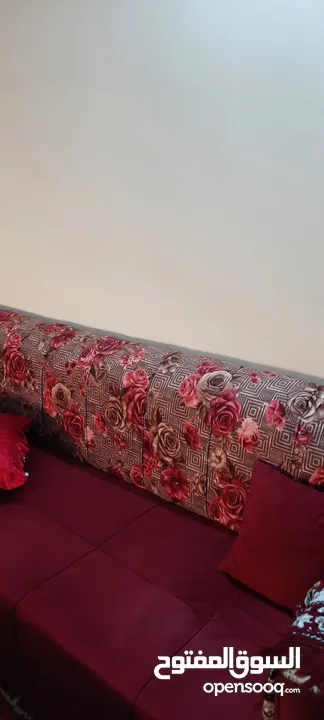 كنب كورنر صالون لون خمري مع طربيزات وطاوله وسط وطاولة شاشه تفصيل