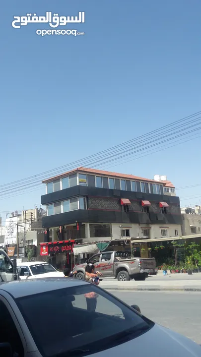 مجمع تجاري للإيجار بدون خلو في موقع مميز في الزرقاء حي معصوم الشارع الرئيسي جوار دوار معصوم