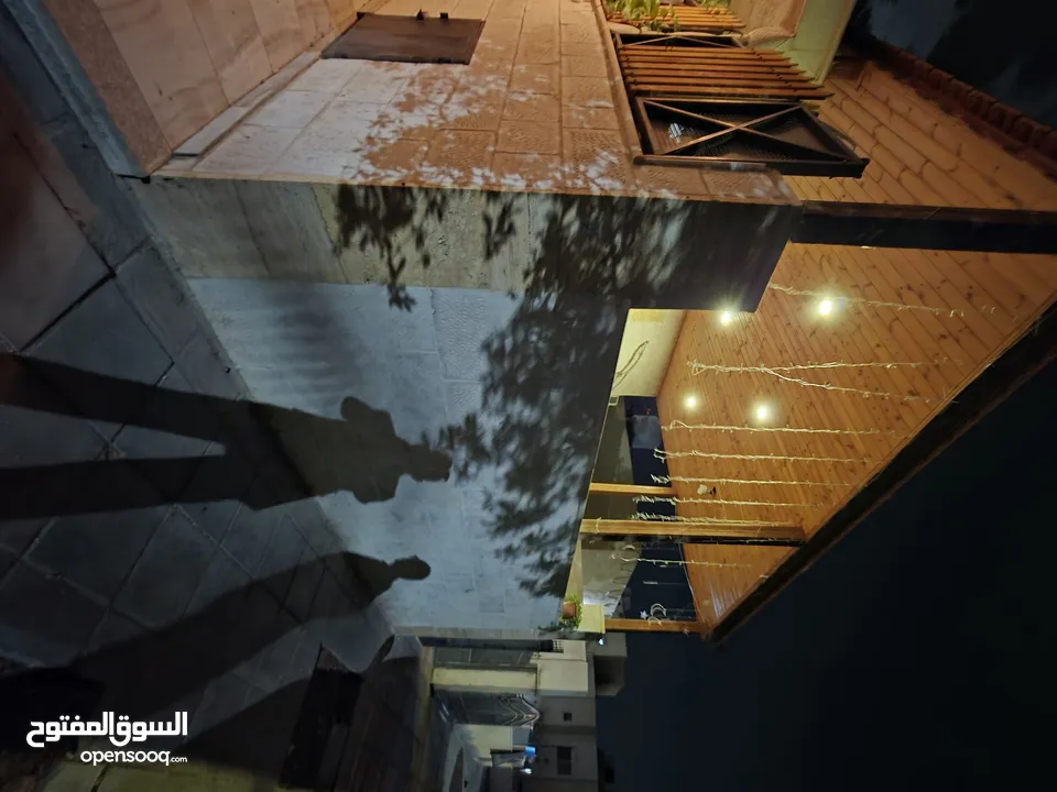 للبيع شقه ارضيه السادسه اربع غرف وصاله معيشه