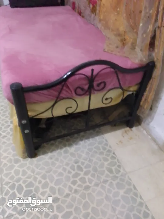 موكيتة ثقيلة وسرير حديد