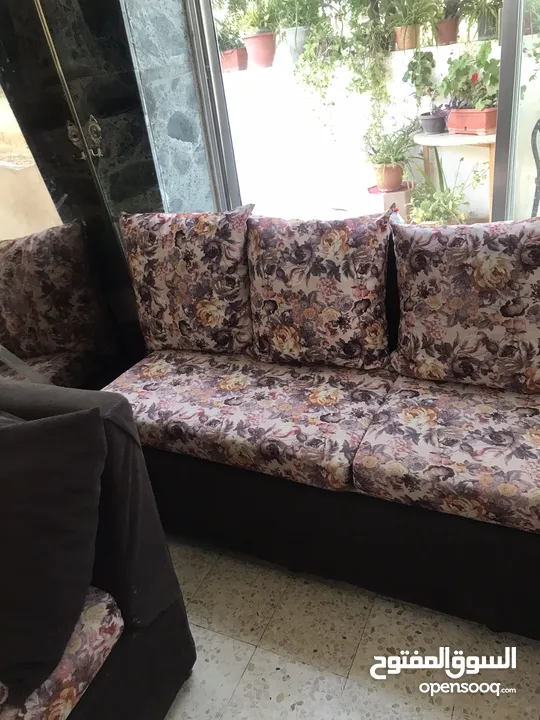 طقم كنب 8 مقاعد بحالة ممتازة