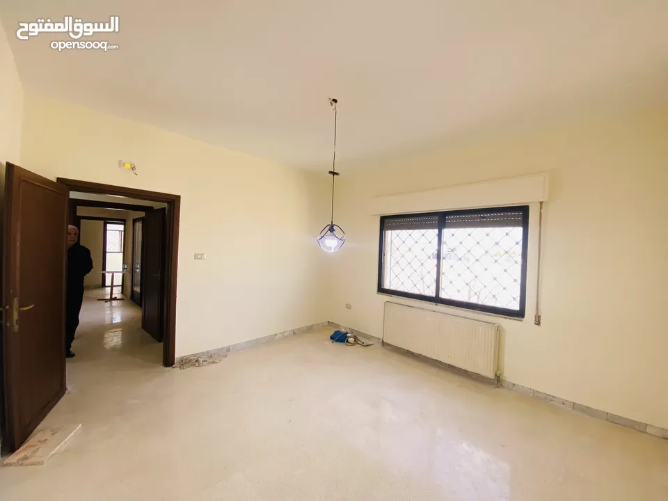 شقة بالرابية طابق ثالث 180م2 فارغة 3 غرف نوم (1) ماستر 3 حمامات إطلالة مميزة.