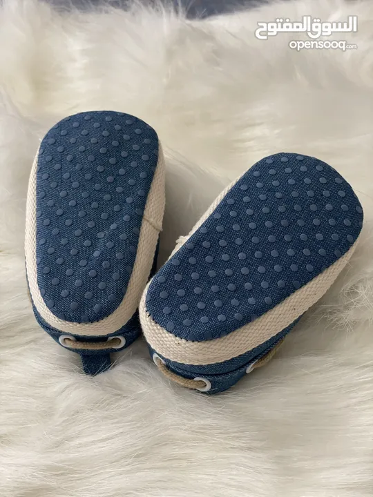 ‎ حذاء جديد للأطفال من الدنيم مع أشرطة بيج وخياطة بيضاء brand new baby denim loafers