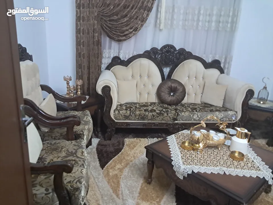 طقم كنب 7 مقاعد شبه جديد، خشب ممتاز مع طاولات للبيع