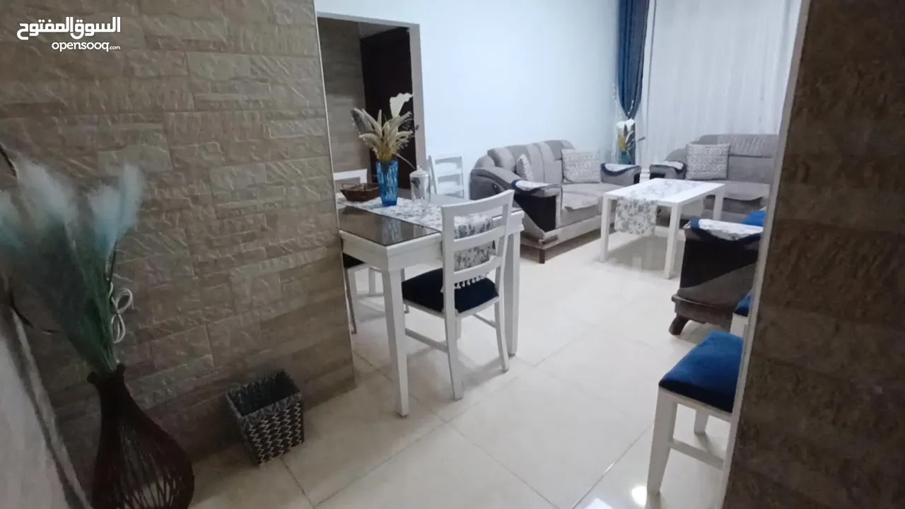 طقم كورنر جديد مع طاولة سفرة مستعملة