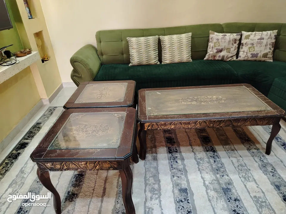 طقم جلوس كورنر تفصيل مع طاولة وسط و ثنائي عدد 2 جميعهم استعمال بسيط بحالة ممتازة جدا