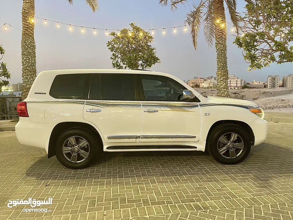 تويوتا لاند كروزر ابيض ثلجي  VXR 2014 5.7 للبيع