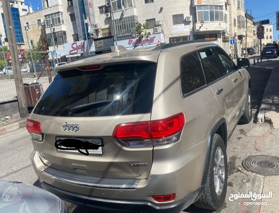 جيب شروكي 2014 دفع رباعي  ماشية 117000كم  4*4دفع رباعي