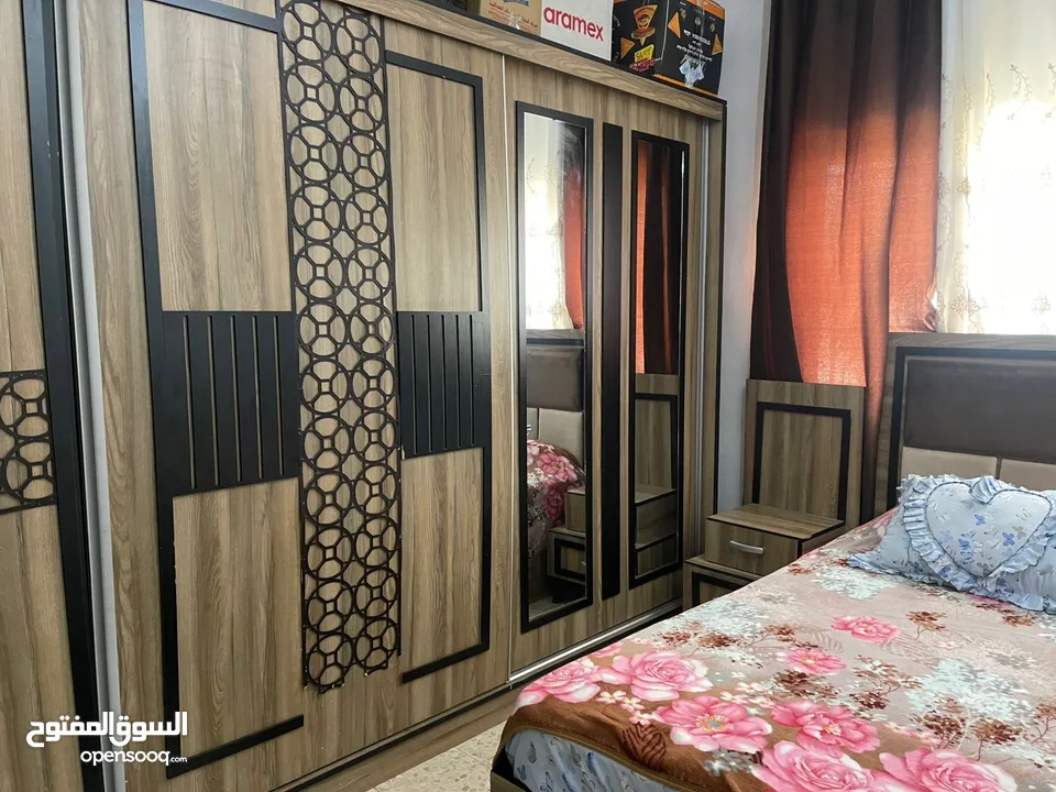 غرفة نوم استعمل بسيط خشب لامينت مع اضفات ملحق خزانه وصندوق وملحق تسريحه مع الفرشة جديده السعر400.د
