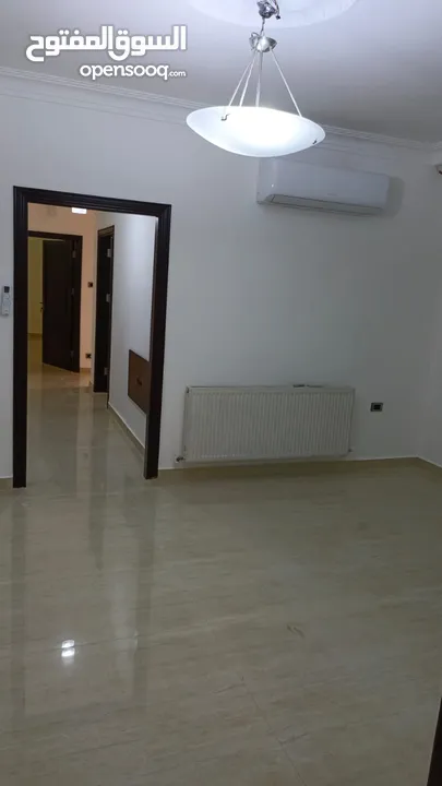 شقه فارغه فاخره ومميزه جدا  سوبر ديلوكس للايجار لم تسكن بعد التجديد نهائيا 200متر