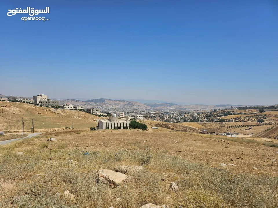 ارض في صافوط بالقرب من مدارس بناة الغد لها اطلالة وعلى شارعين بسعر مميز
