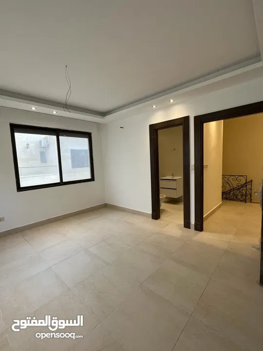 شقة طابقية مع رووف دوبلكس 350م مع تراس 350م في أجمل مناطق عبدون 