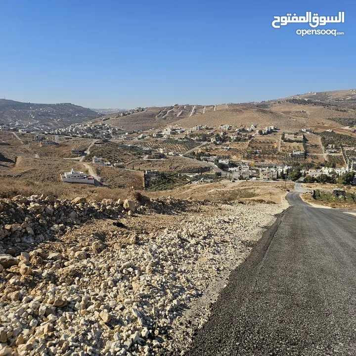 ارض مميزة ذات اطلالة بنوراما في أجمل مواقع حوض القصبات بيرين بجانب شفا بدران على قمة جبل بجانب فلل