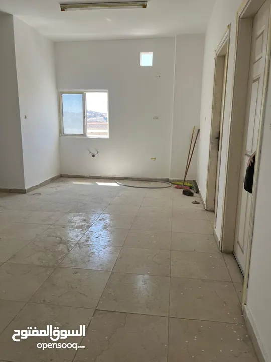 طابق 2 للايجار في ماركا الشمالية قرب المركز الأمني شارع يحيى ابن المختار عماره رقم 28 المجمع الكريم.
