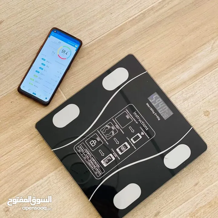 ميزان الكتروني ذكي   يربط على التطبيق لقياس وتتبع الوزن, الدهون, السوائل, وباقي تفاصيل الجسم