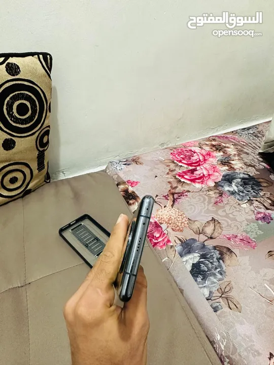 ميت 40 برو مع الشاحن معفي ضريبة حمايه في الظهر فيه خبطه في الشاشه لا تأثر على الاستعمال 256جيجا 5G