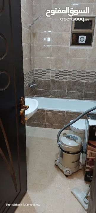 شقة طابقية للبيع خلف الواو و الونك و مسجد المهتدون الزرقاء الجديدة.. لعائلة مغتربين استعمال قليل