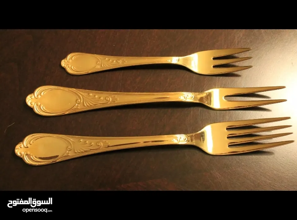 طقم سفره معالق وشوك وسكاكين فاخر مكون من 70 قطعه طلاء ذهب 24
