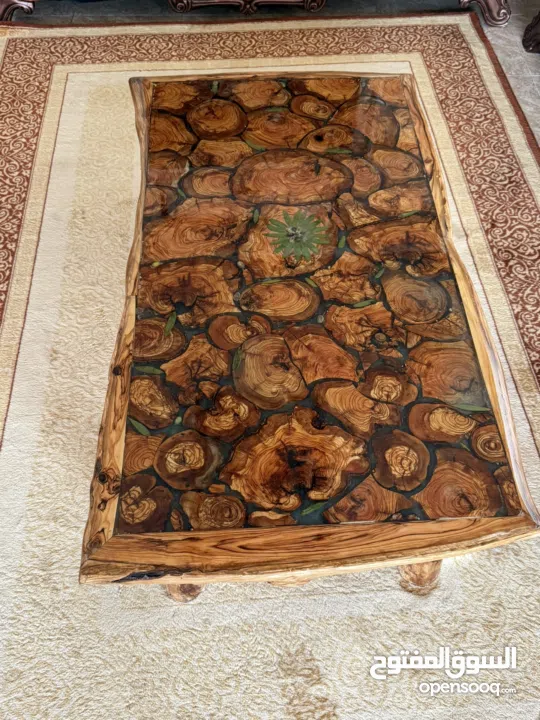 طاولة من خشب الزيتون. صنع يدوي