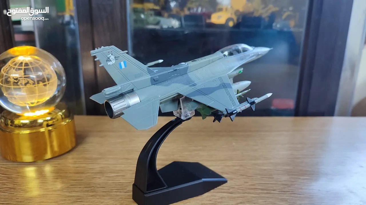 نموذج طائرة حديد F16