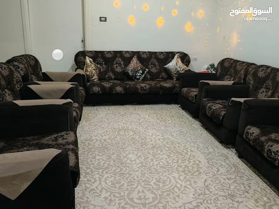 طقمين كنب خشب زان مستعمل  بحالة جيدة بسعر مناسب جدا