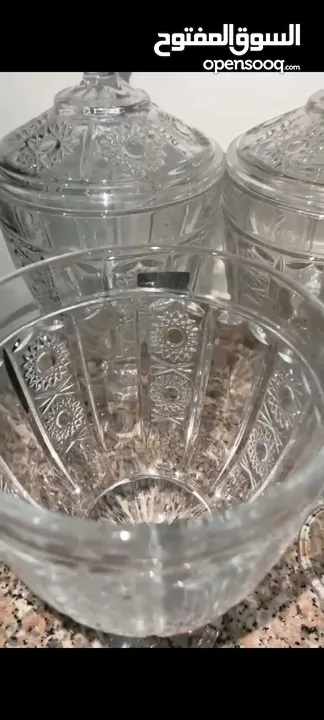 للبيع فازات زجاجية كبيرة الحجم بحالة ممتازة جدا غير مستعملة نهائيا مصنوعة من زجاج عالي الجودة،