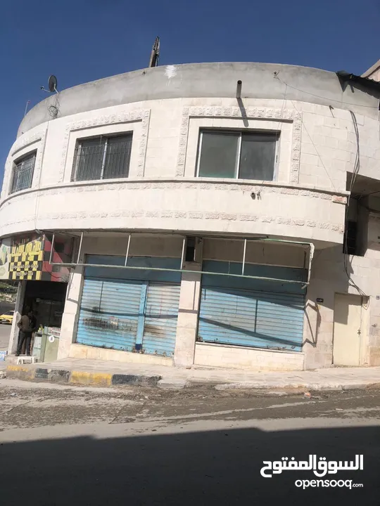 مبنى تجاري حي معصوم الزرقاء واقعه غلى مربع شوارع "صهيب بن سنان عمارة مجددة بالكامل(شقق ومحلات).