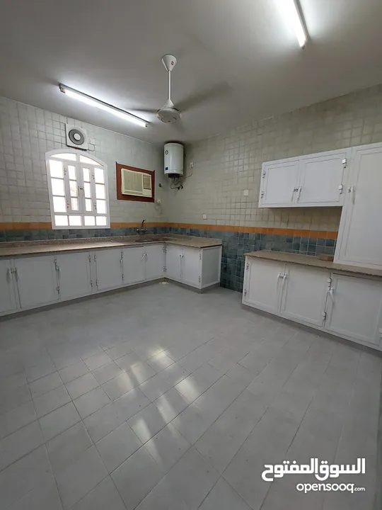 غرف للشباب العمانين خلف وكالة تويوتا في الموالح الجنوبي / مع مطبخ خاص