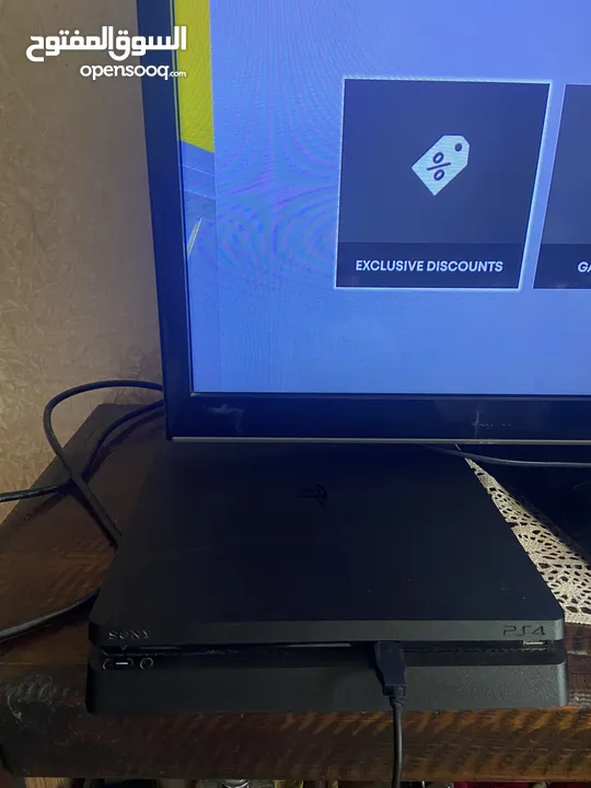 Playstation 4 slim 1T / بلاي ستيشن 4 1 تيرا مستعمل شبه جديد مع ايدتين و 5 العاب