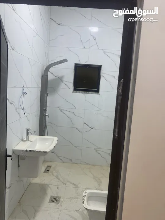 بيت للبيع يحوي على شقتين كل شقه لها سطحها الخاص بقوشان منفصل