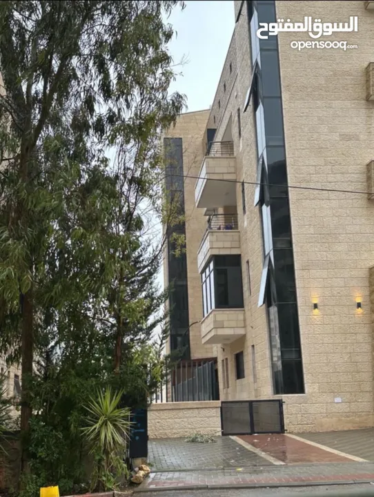 شقة غير مستخدمة عفش وادوات كهربائية جديدة وتدفئة مركزية راكبة مطبخ راكب وسعر مغري للسكن فوراً لجادين