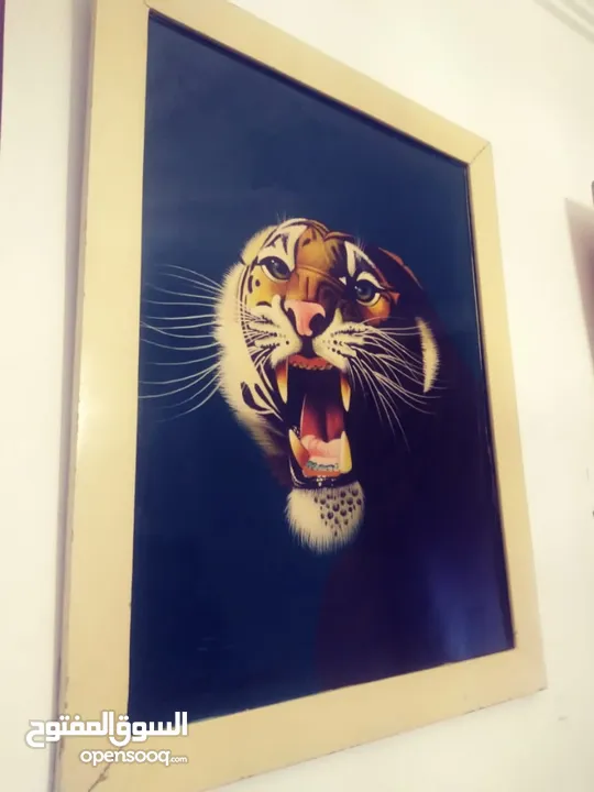 لوحات  رسم زيتي.. وتطريز