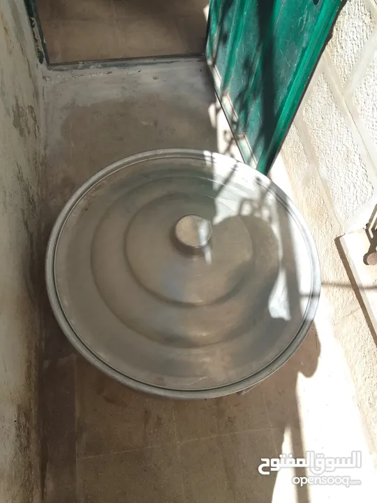 2 طنجرة كبار و 6 صغار كما في صور و فرن فقط 90 قابل للتفاوض موقع ضاحية الياسمين خلف مسجد نابلس  ..