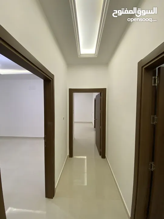 شقة دوبلكس 300م مع تراس طابق ثالث مع روف مميزة 4غرف نوم 2ماستر في ارقى مناطق طريق المطار مرج الحمام
