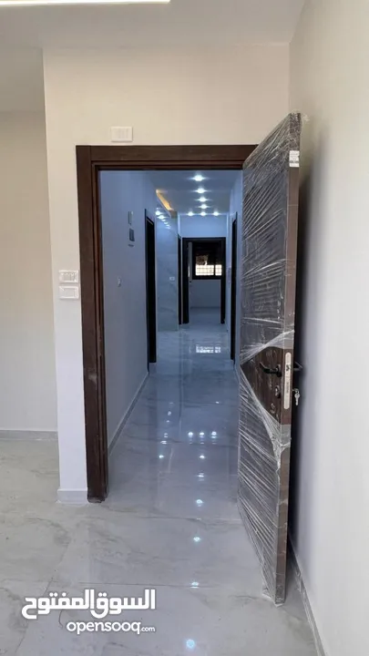 شقة ارضية للبيع بالزرقاء الجديدة خلف فندق جوابرة مباشره كاش او اقساط