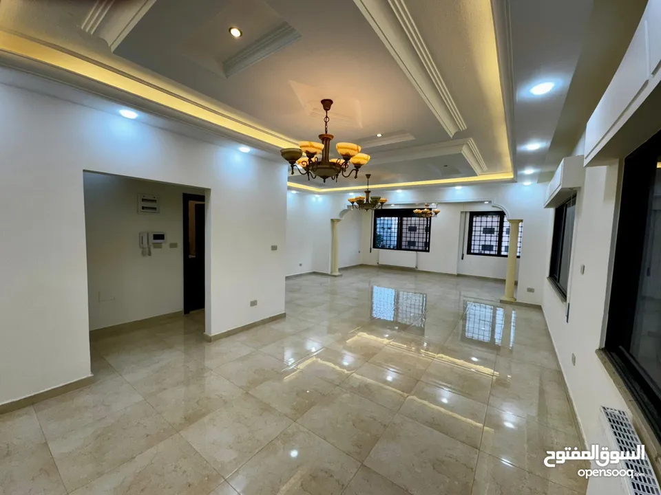 شقة طابقية للبيع ( مجددة بالكامل )