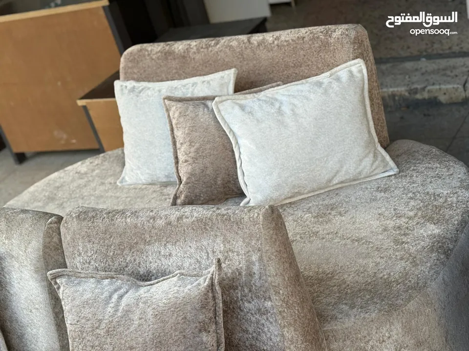 طقم كنب جديد،قصة جديدة ومميزة(5 مقاعد وبرسمة جديدة للمقعد الثلاثي)